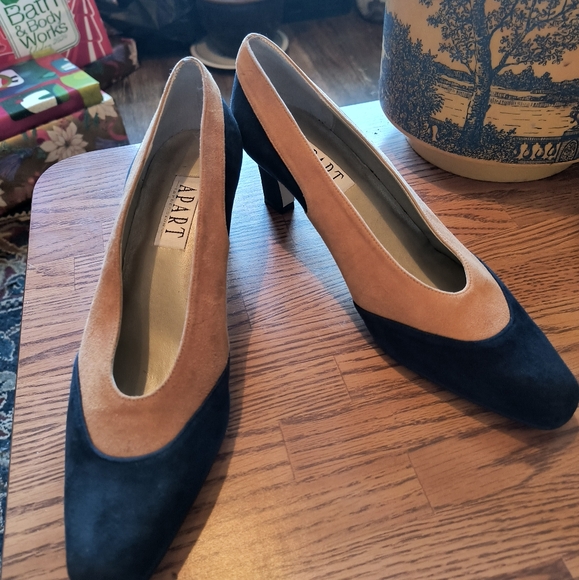 Vintage 80s Suede Pump Blue and Tan Made in Spain Size 9 - Picture 2 of 15